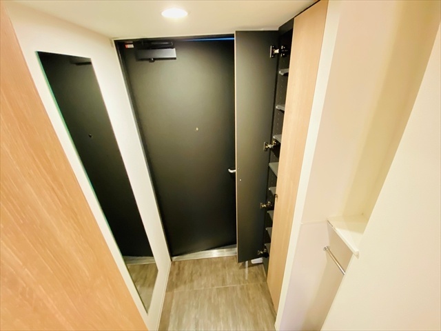 玄関　同一建物内１００１号室内装写真転載