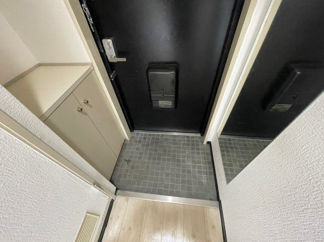 玄関　イメージとして同建物他部屋を表示しています