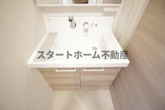 洗面設備　明るい洗面所です