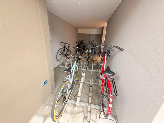 駐車場　敷地内にある駐輪場。雨の日にはうれしい屋根つきです。