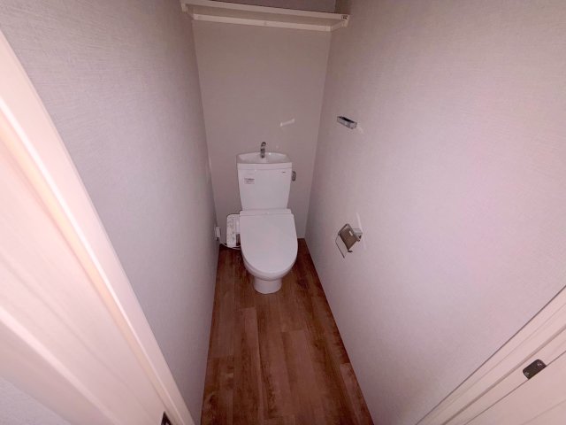 トイレ　白くてピカピカのトイレですね。お掃除もしやすいです。