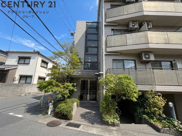 建物外観　オートロックで外部の人間が簡単に出入りできないため安心です。