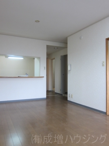 居室・リビング　同タイプ5Ｆの室内写真（参考写真）になります。