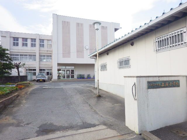 【大和高田市土庫のアパートの小学校】