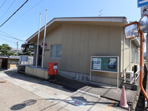 【高市郡高取町大字観覚寺のマンションの郵便局】