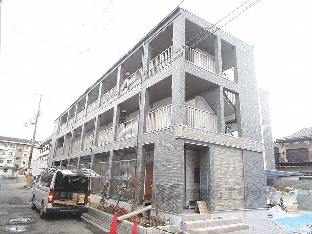 京都市伏見区深草平田町のアパートの建物外観