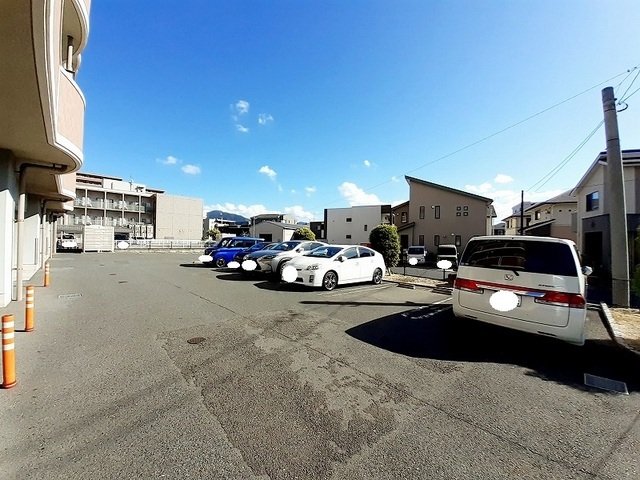 【北九州市八幡西区陣原のマンションの駐車場】