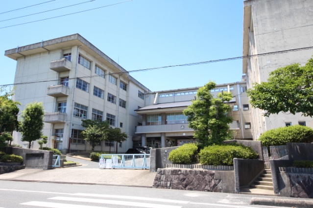 【橿原市東坊城町のマンションの中学校】