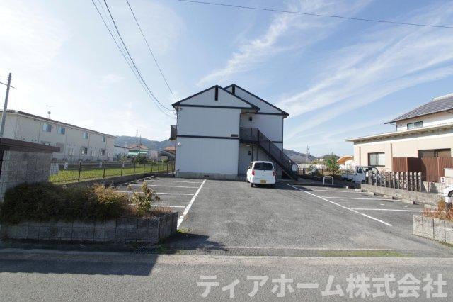 【香芝市鎌田のアパートの駐車場】