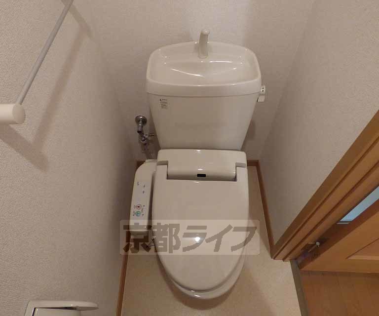 トイレ　ウォシュレット付が嬉しいですね。