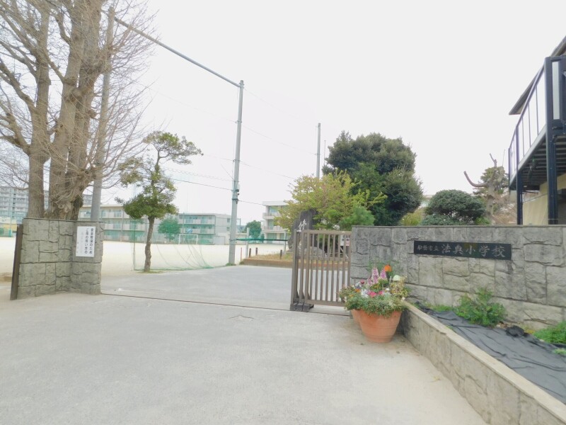 【バルバロッサ上山の小学校】