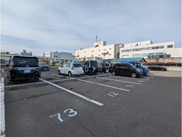 【札幌市西区八軒七条西のマンションの駐車場】