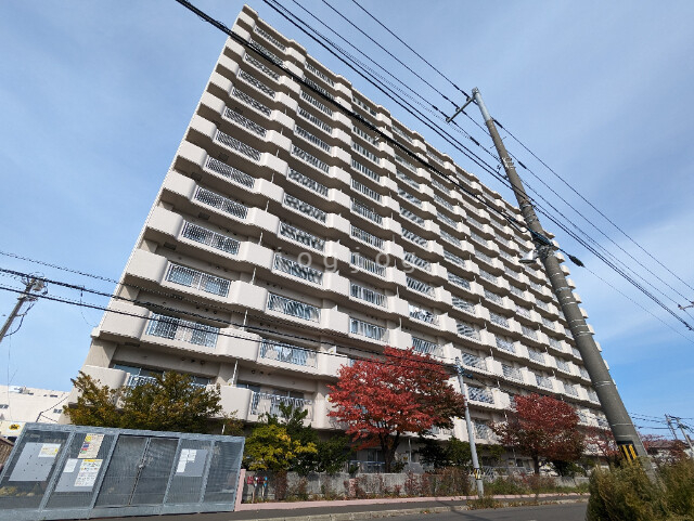 札幌市西区八軒七条西のマンションの建物外観