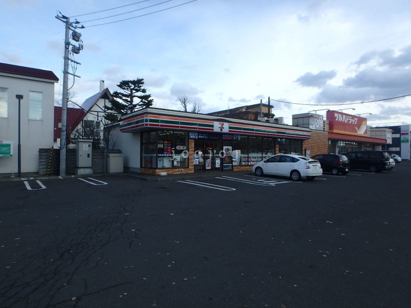 【札幌市西区八軒七条西のマンションのコンビニ】