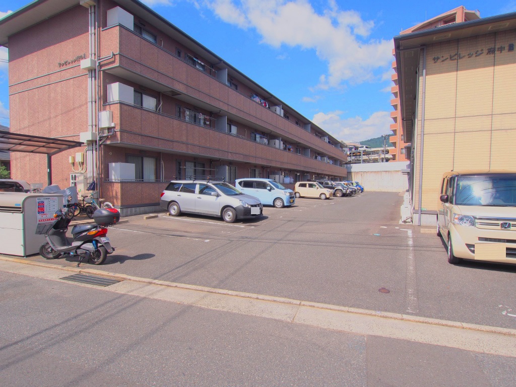 【安芸郡府中町鶴江のアパートの駐車場】