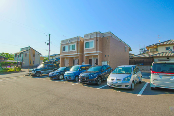 岡山市東区宍甘のアパートの建物外観