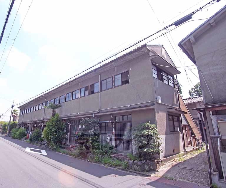 【京都市左京区下鴨泉川町のアパートの建物外観】