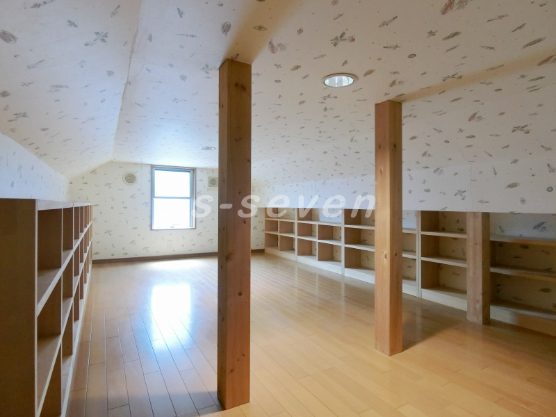 その他部屋・スペース　電動ハシゴのある約10.5帖の小屋裏収納（高さ約1.35Ｍ）