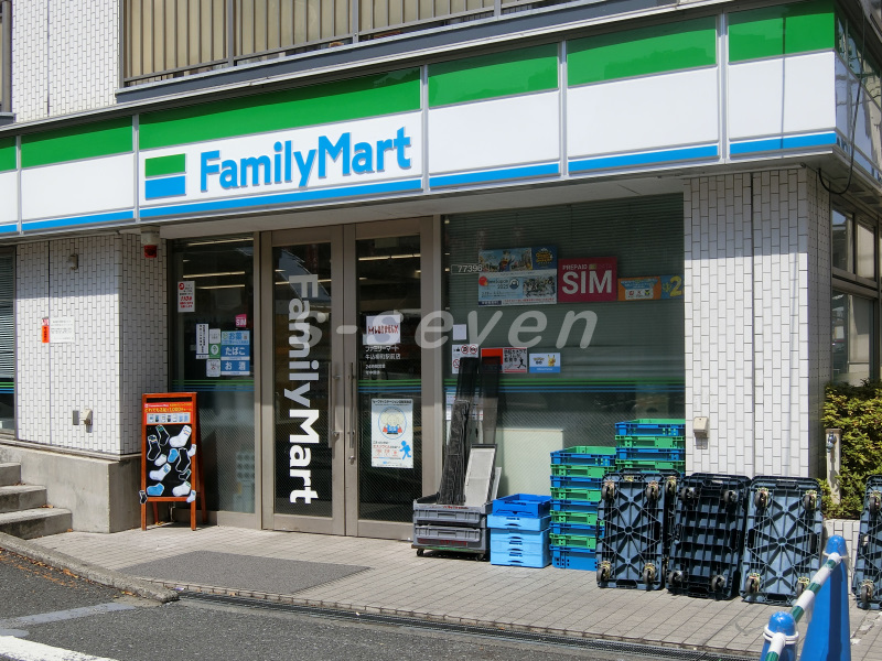 コンビニ　ファミリーマート牛込柳町駅前店（コンビニ）まで329m