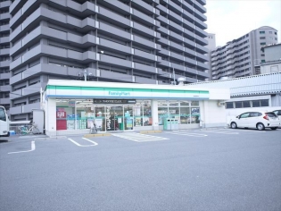 コンビニ　ファミリーマート西条御条町店（コンビニ）まで823m