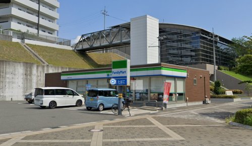 コンビニ　ファミリーマート西条中央七丁目店（コンビニ）まで900m