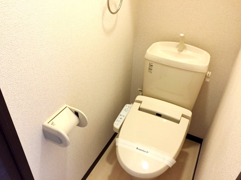 トイレ　嬉しいウォシュレット機能付きです。