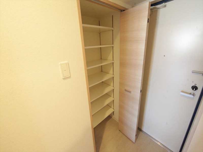 玄関　玄関　シューズボックス付（収納充実してます）