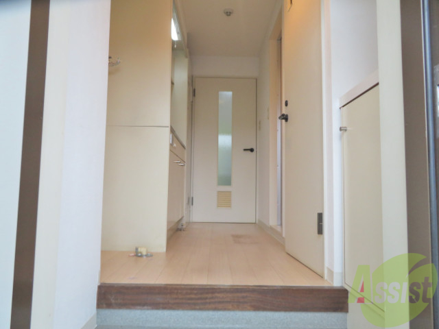 玄関　玄関から直ぐにキッチンですので、便利ですね。