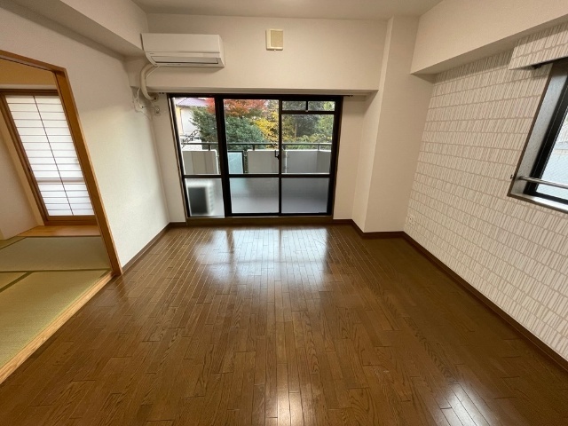 居室・リビング　アクセントクロスがかわいい