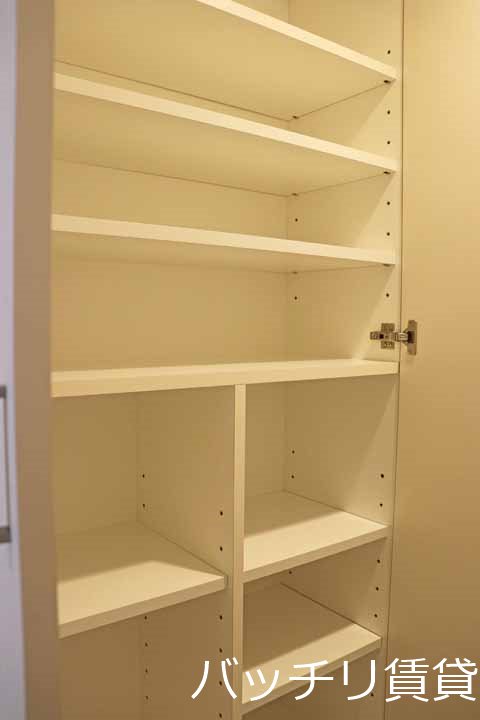 玄関　＊画像は別部屋の為イメージ、現状優先致します