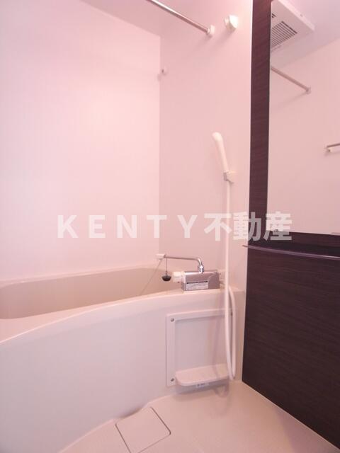 バス・シャワールーム　コンパクトで使いやすいお風呂です