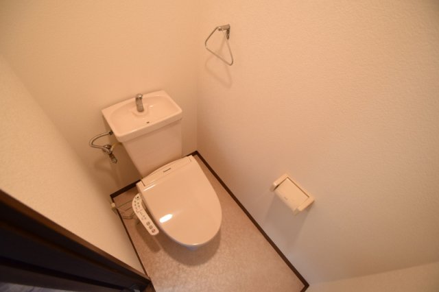 トイレ　温水洗浄便座でお尻セイケツ！