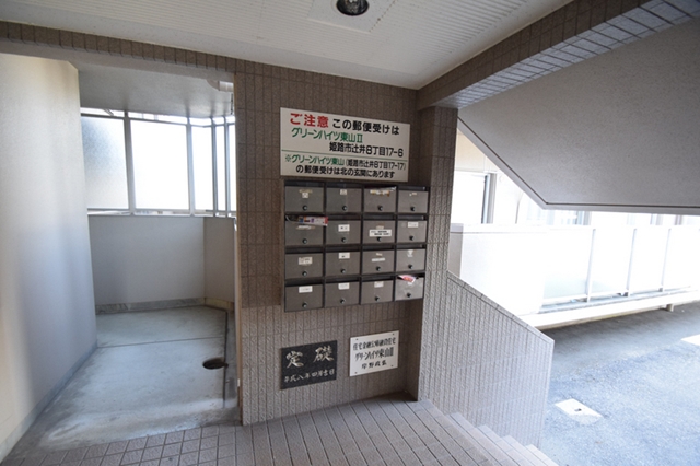 エントランス　１階部分にある集合ポスト。