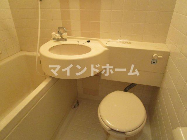 トイレ　落ち着いた色調のトイレです