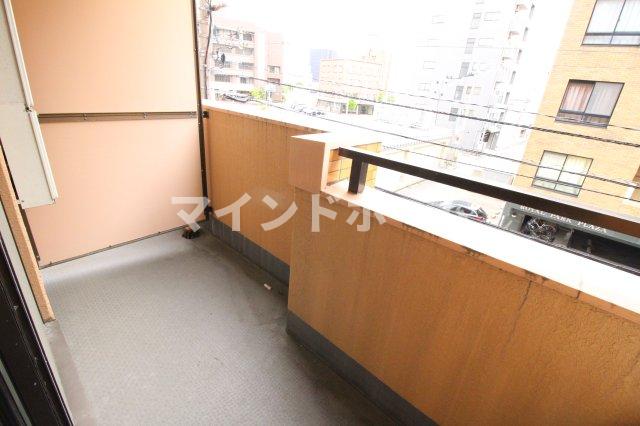 バルコニー　暖かな日差しのふりそそぐバルコニー