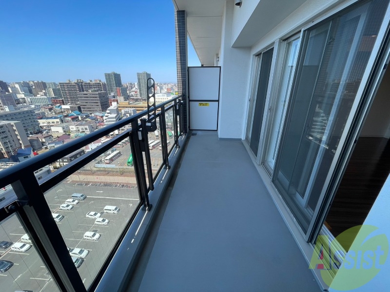 バルコニー　バルコニーは幅があり、広い印象を受けました。