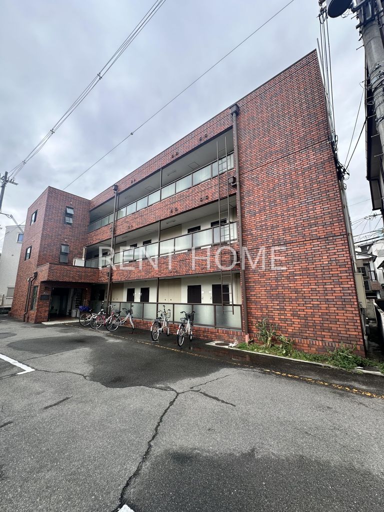 建物外観　3階建てのおしゃれな建物です。