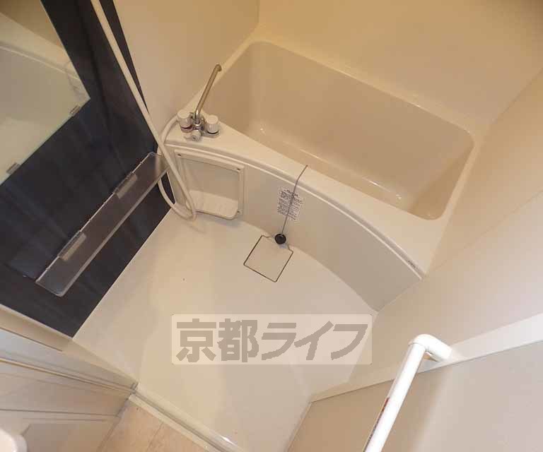 バス・シャワールーム　清潔感あるバスルーム