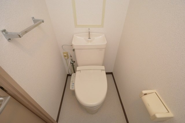 トイレ　温水洗浄便座機能付き♪