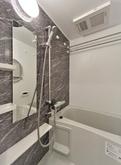 バス・シャワールーム　※３階の別部屋の参考写真です。部屋によってカラータイプも異な