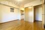 居室・リビング　落ち着く色合いのオシャレな部屋です。
