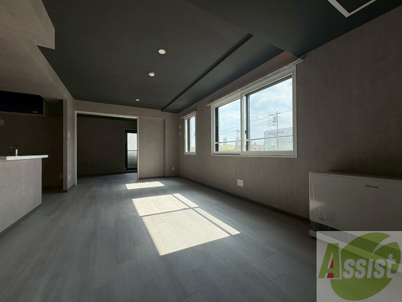 居室・リビング　リビングです。窓が大きくて明るいですね！