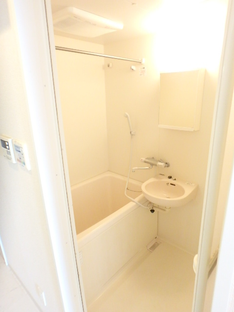 バス・シャワールーム　便利な浴室乾燥機付のバスルーム