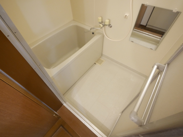 バス・シャワールーム　★鏡付の清潔感のあるバスルームです★