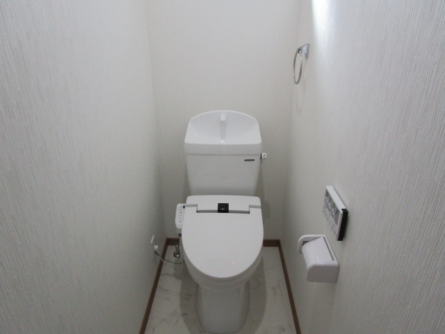 トイレ　温水洗浄暖房機能付きです