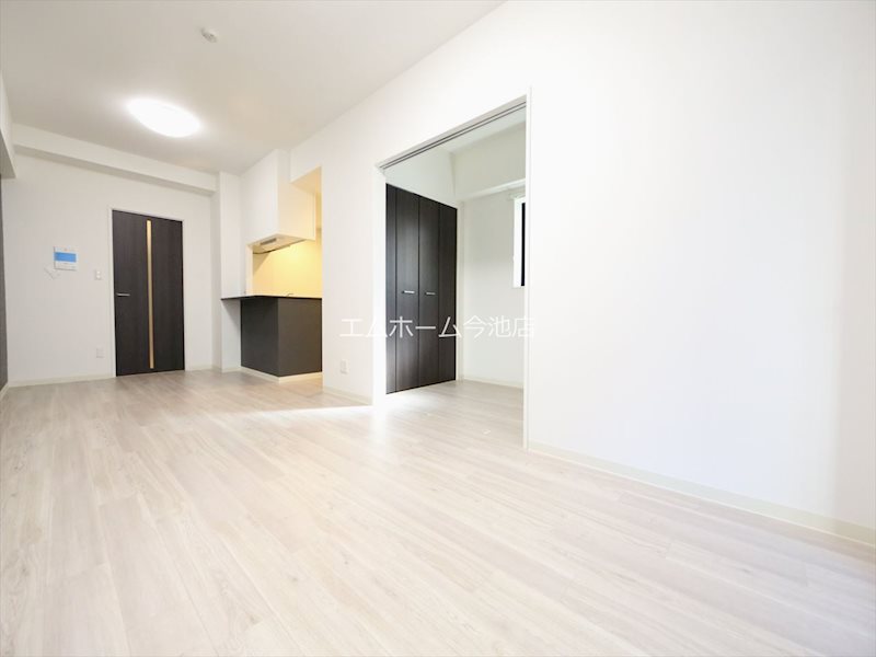 その他　LDK13.39帖　エアコン付　バルコニーに面しています