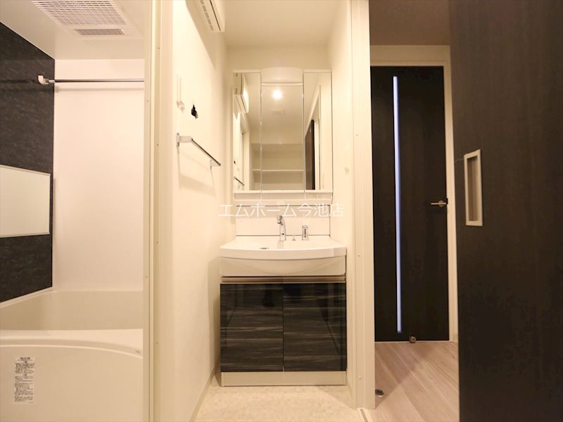 洗面設備　脱衣所　独立洗面台（シャンプードレッサー付）