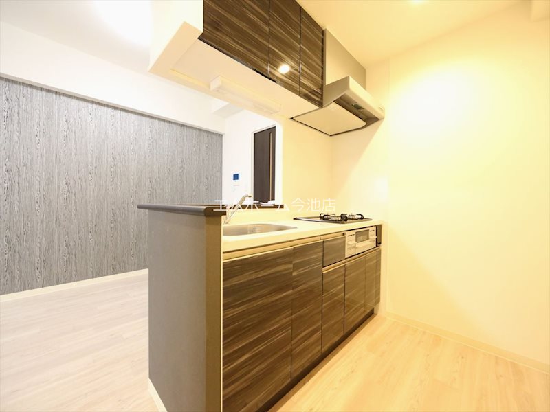 キッチン　システムキッチン（ガス3口グリル付）