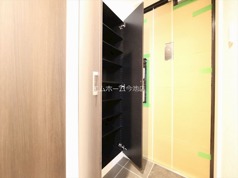 玄関　玄関　シューズボックス付