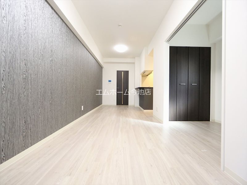 居室・リビング　LDK13.39帖　エアコン付　バルコニーに面しています